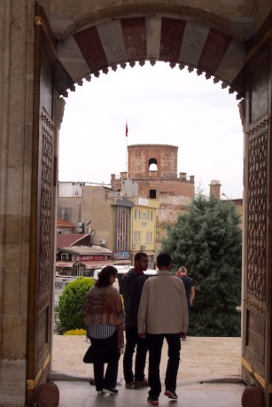 Една от портите на Юч Шерефели джамия