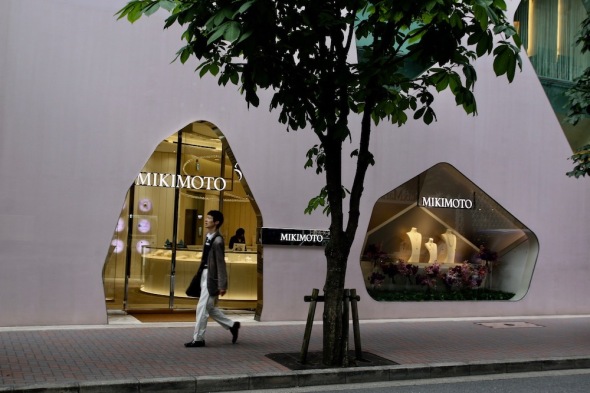 „Япония – това са перлите. Перлите – това е Микимото“. Тази реклама може да се види в най-скъпите квартали на Токио, но благодарение на патента за изкуствено отглеждане на перли на Кокити Микимото, днес всяка жена може да си купи бижу с перли.