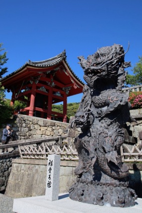 В двора на храма Кийомидзу-дера