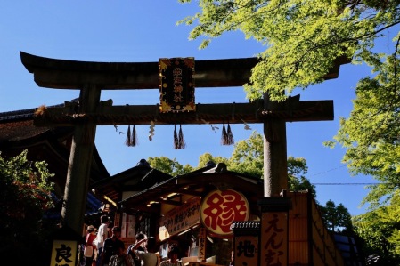 В двора на храма Кийомидзу-дера