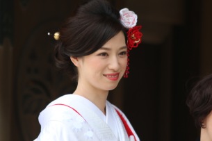 Булка в традиционно японско сватбено кимоно