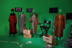 Изложбата подчертава уникалния дизайн на FENDI, създаден специално за много емблематични, всепризнати филми.