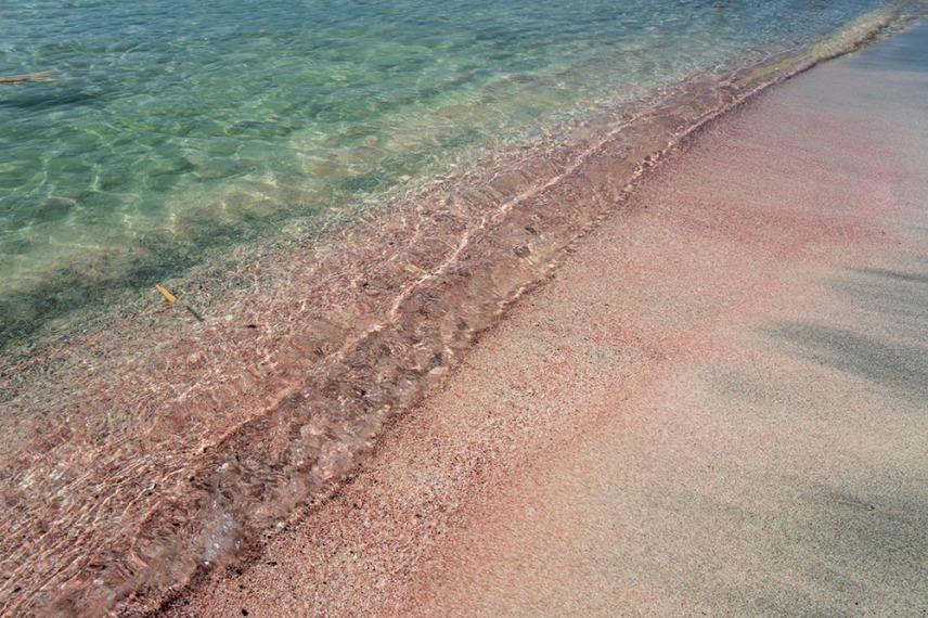 Кристално чистите води и розов пясък на остров Елафониси.